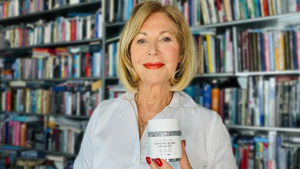 Dr. Margrit Lettko mit ihrer Bestseller-Creme. „Darin ist auch Diamantenstaub enthalten, der verstärkt den Glow im Gesicht, sodass die Haut noch rosiger strahlt. Zudem habe ich der Creme auch noch mikronisiertes Platin hinzugemischt – Studien haben gezeigt, dass das die Kollagenproduktion ankurbelt. Und das braucht die Haut ab 30 unbedingt!“