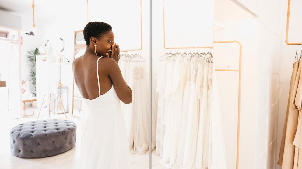 Vom Brautkleid hat fast jede Frau schon einmal geträumt! Um beim Shopping Geld zu sparen, gibt es ein paar Tricks.