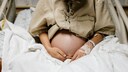 Schwangere Frau im Krankenhausbett