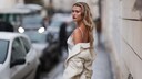 Der elegante, wollweiße Cardigan hält nicht nur warm, sondern macht das Lingerie-Kleid direkt noch mehr fashionable