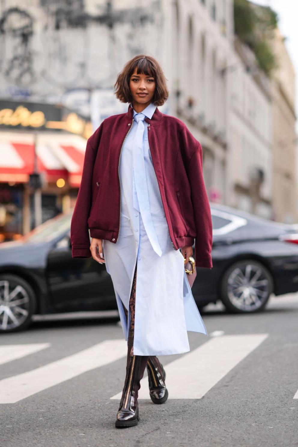 Dieser stylische Look vereint gleich mehrere Trends: Bomberjacke, Blusenkleid und chunky Boots