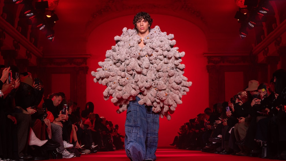 Vetements : Runway - Paris Fashion Week