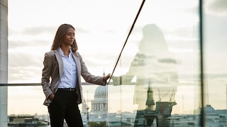Frauen haben es in der Regel schwerer, eine Führungsposition zu bekommen – das liegt unter anderem an der „gläsernen Decke“