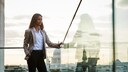 Frauen haben es in der Regel schwerer, eine Führungsposition zu bekommen – das liegt unter anderem an der „gläsernen Decke“