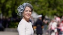 Königin Mary mit weißem Fascinator