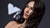 Megan Fox kehrt wieder zu ihrer Naturhaarfarbe zurück und trägt neue, angesagte Bob-Frisur