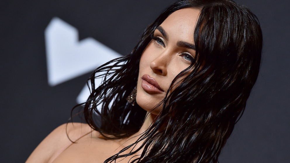 Megan Fox kehrt wieder zu ihrer Naturhaarfarbe zurück und trägt neue, angesagte Bob-Frisur