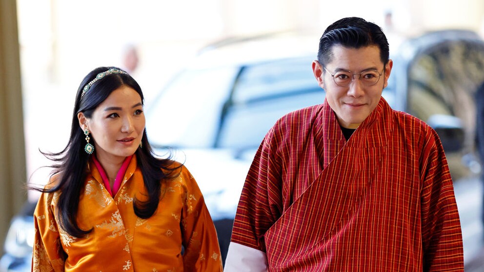 Königin Jetsun Pema und ihr Mann waren auch bei der Krönung von König Charles in London zu Besuch. Hier entschied sich die Royal für ein traditionelles Gewand in leuchtenden Farben.