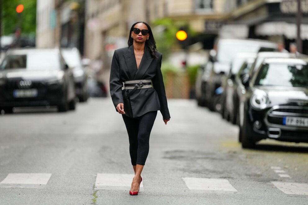 Streetstyle. all-black outfit und rote Pumps