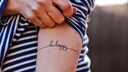 Single-Line-Tattoos: Filigrane Motive für Frauen