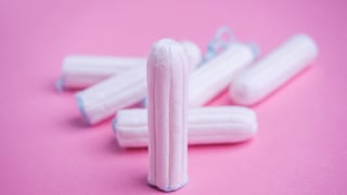 Tampons auf pinkem Hintergrund