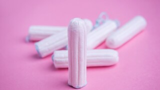 Tampons auf pinkem Hintergrund