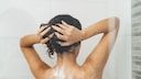 Welches Antischuppen-Shampoo für Sie das richtige ist, lesen Sie im STYLEBOOK-Artikel.