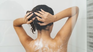 Welches Antischuppen-Shampoo für Sie das richtige ist, lesen Sie im STYLEBOOK-Artikel.