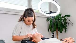 Lohnt sich ein Augenbrauenlifting im Kosmetik-Studio? Unsere Autorin hat’s getestet!