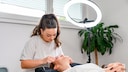 Lohnt sich ein Augenbrauenlifting im Kosmetik-Studio? Unsere Autorin hat’s getestet!