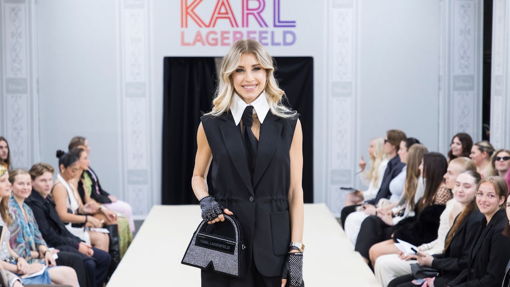 Cathy Hummels auf dem Laufsteg bei Becoming Karl Lagerfeld