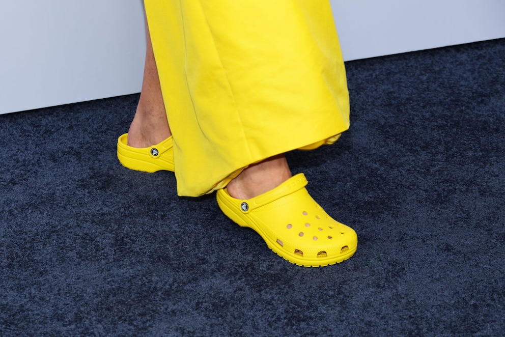 Fans von Crocs feiern den Look sicherlich – ein Fashion-Wagnis ist es jedoch allemal