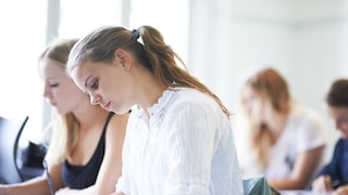 Studentinnen bei einem Test