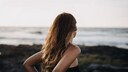 Beach Waves sind ein Klassiker unter den Sommer-Frisuren. STYLEBOOK verrät, wie der Undone Look gestylt wird.