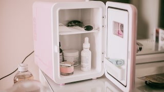 Mini-Kühlschrank in rosa für Beauty-Produkte