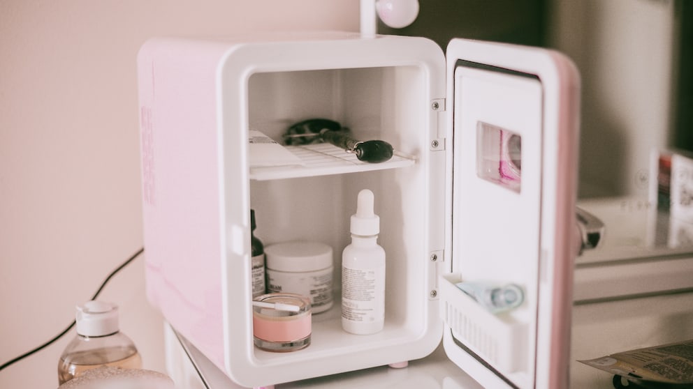 Mini-Kühlschrank in rosa für Beauty-Produkte