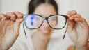 Brille putzen