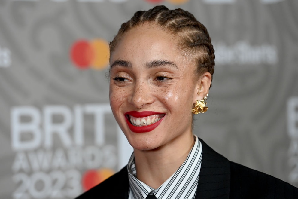 Supermodel Adwoa Aboah trägt ein Chanel-Zeichen auf ihrem linken Schneidezahn