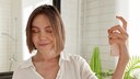 Haarparfums sollen das Haar nicht nur zum Duften bringen, sondern es zusätzlich auch pflegen