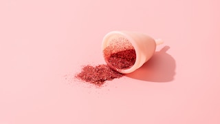 Nachhaltig, langlebig und antibakteriell – all das verspricht die Menstruationstasse. Unsere Autorin ist bekennender Fan!