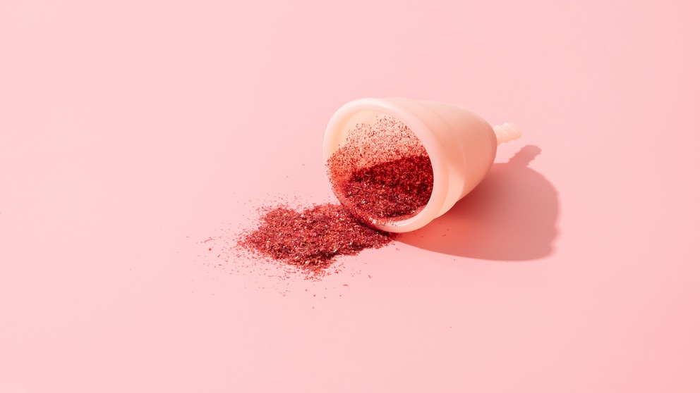 Nachhaltig, langlebig und antibakteriell – all das verspricht die Menstruationstasse. Unsere Autorin ist bekennender Fan!