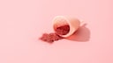 Nachhaltig, langlebig und antibakteriell – all das verspricht die Menstruationstasse. Unsere Autorin ist bekennender Fan!