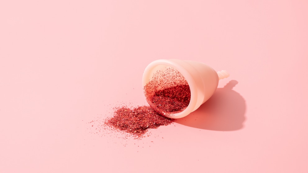 Nachhaltig, langlebig und antibakteriell – all das verspricht die Menstruationstasse. Unsere Autorin ist bekennender Fan!