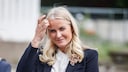 Kronprinzessin Mette-Marit von Norwegen, die sich die blonden Haare aus dem Gesicht streicht und in die Kamera lächelt