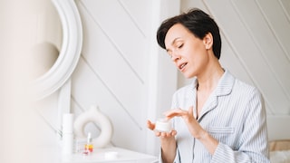 Wir allen kennen die Produkte einer bekannten deutschen Marke, die mit Q10 werben – doch bringt dieser Inhaltsstoff wirklich etwas gegen Falten?