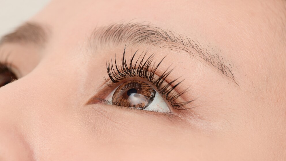 Sie wünschen sich eine Wimpernverlängerung? Dann sollten Sie auf einige Punkte achten.