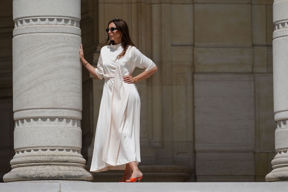 Streetstyle Frau mit weißem, hochgeschlossenem Satin-Kleid