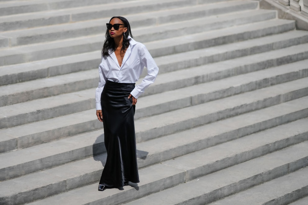 Streetstyle weiße Bluse, schwarzer, langer Satin-Rock in Paris