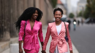 Zwei Frauen in pinkem und rosa Satin-Outfit Streetstyle