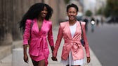 Zwei Frauen in pinkem und rosa Satin-Outfit Streetstyle