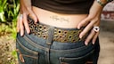 Schriftzüge waren ebenfalls sehr beliebt – am Steißbein. Gemeinsam mit den Tribal-Tattoos kehrt dieser Trend aus den 2000ern aktuell zurück.