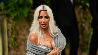 Viele Stars – hier Kim Kardashian – setzen bewusst auf einen herausgewachsenen Ansatz. Doch was hilft, wenn man ihn doch lieber kaschieren möchte?