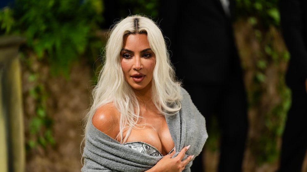 Viele Stars – hier Kim Kardashian – setzen bewusst auf einen herausgewachsenen Ansatz. Doch was hilft, wenn man ihn doch lieber kaschieren möchte?