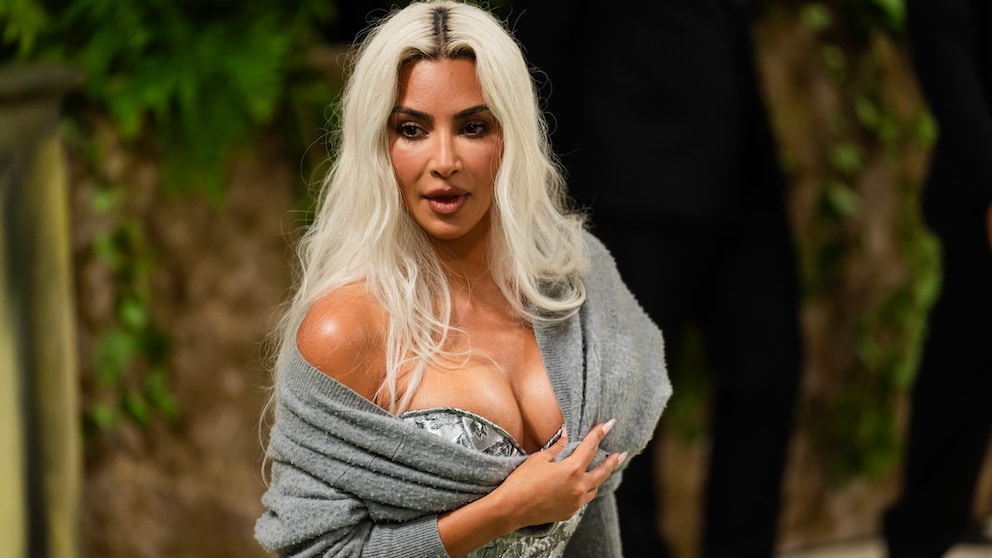 Viele Stars – hier Kim Kardashian – setzen bewusst auf einen herausgewachsenen Ansatz. Doch was hilft, wenn man ihn doch lieber kaschieren möchte?