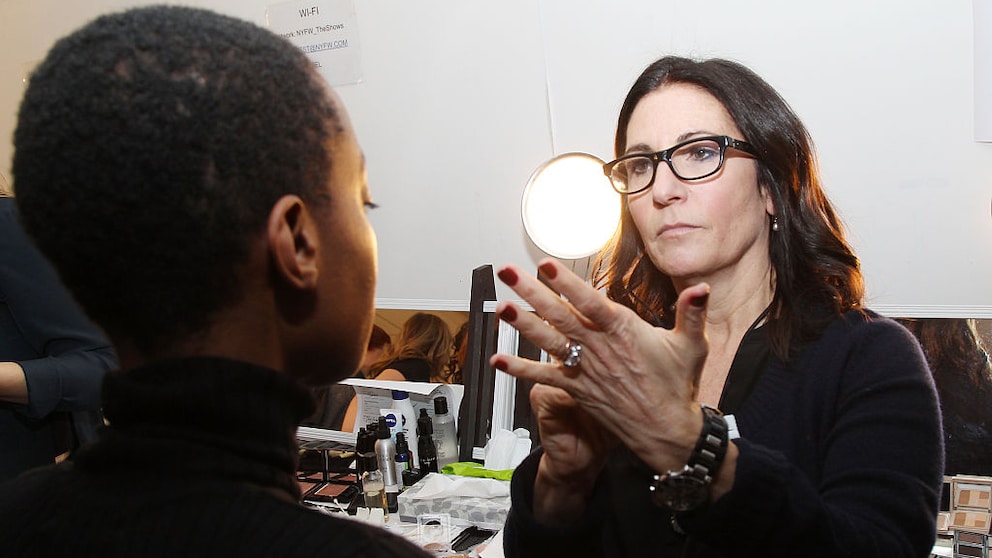 Bobbi Brown macht Make-up backstage bei einer Fashion Week Show