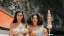 Zwei Frauen am Strand mit Zitrone und Orange. Cooles Shooting, nehme ich immer gern