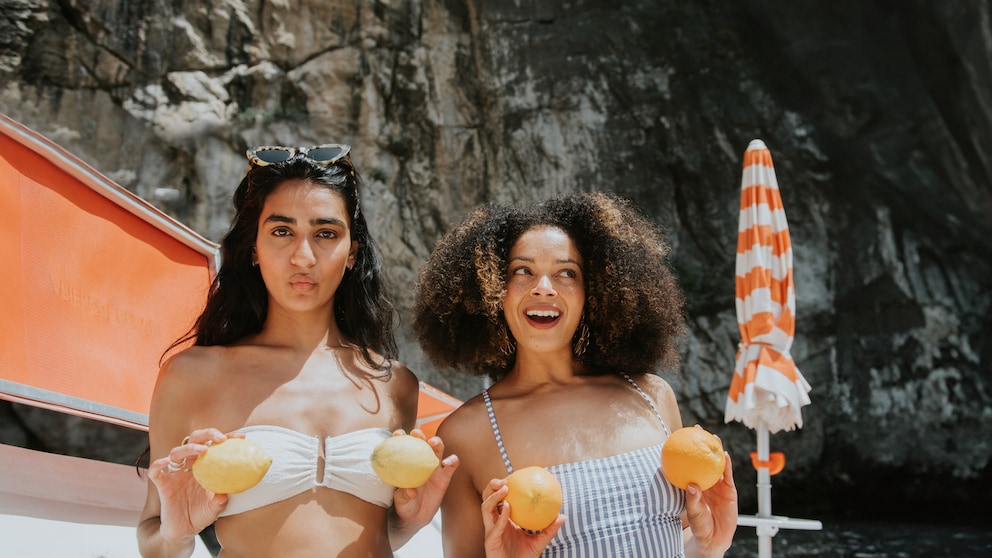 Zwei Frauen am Strand mit Zitrone und Orange. Cooles Shooting, nehme ich immer gern