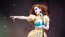 Chappell Roan im Juni auf einem Festival – die Sängerin ist bekannt für ihre außergewöhnlichen Bühnenoutfits