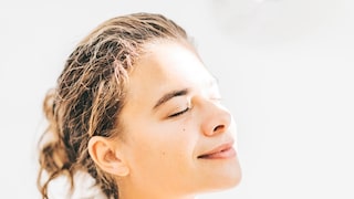 Auch im Sommer 2024 ist „Glowy Skin“, also strahlende Haut angesagt