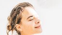 Auch im Sommer 2024 ist „Glowy Skin“, also strahlende Haut angesagt